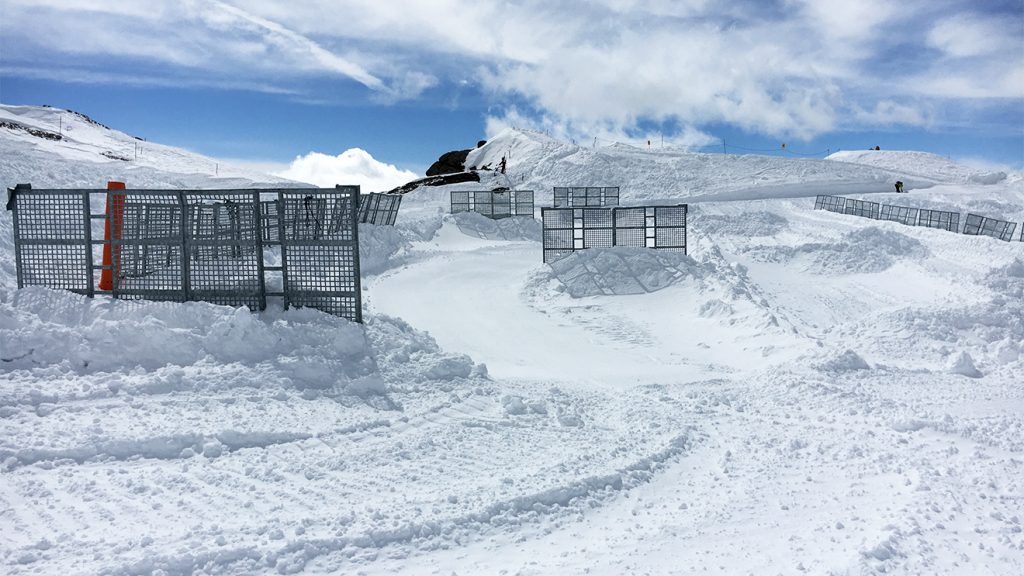 Die Schneefangzäune verhindern, dass der Sturm den Gletscher leerfegt © Skiing Penguin