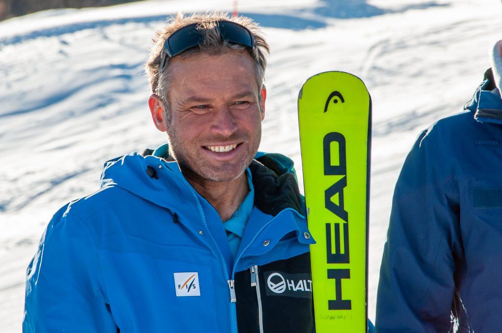 Hannes Trinkl – zufrieden nach der Schneekontrolle auf der Streif © Skiing Penguin
