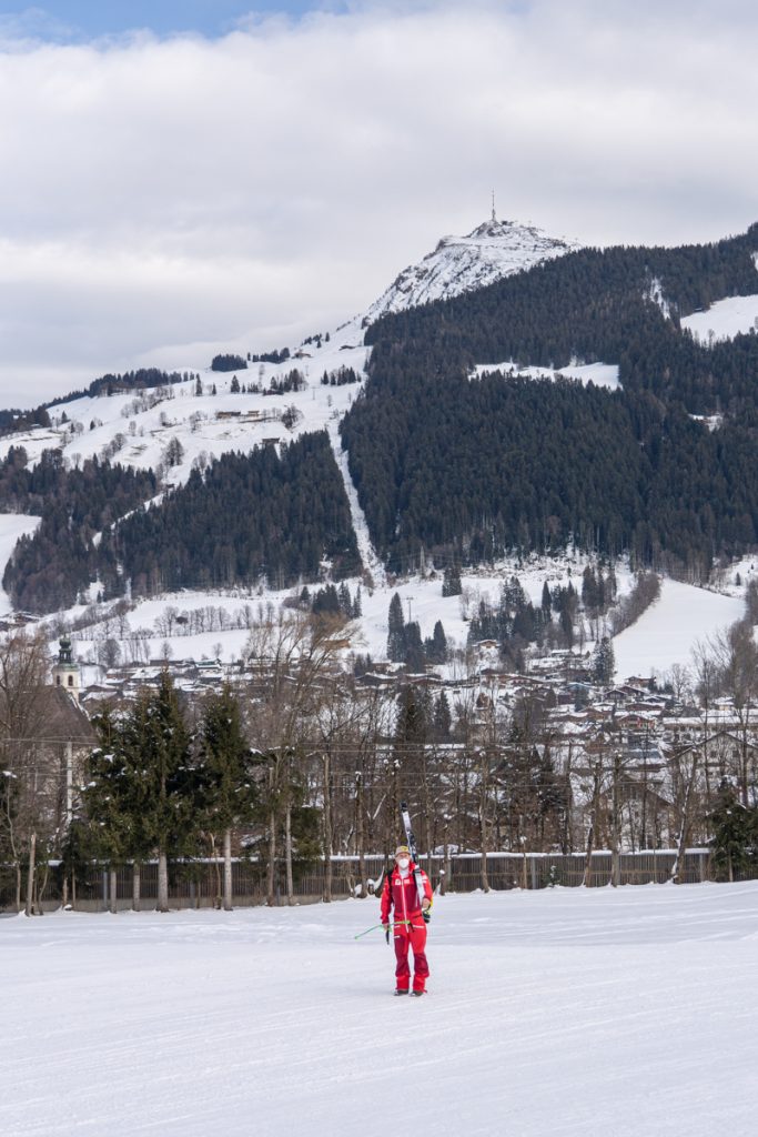 Max Franz wirft auf dem untypisch einsamen Weg ins Hotel einen Blick zurück auf die Streif © Skiing Penguin