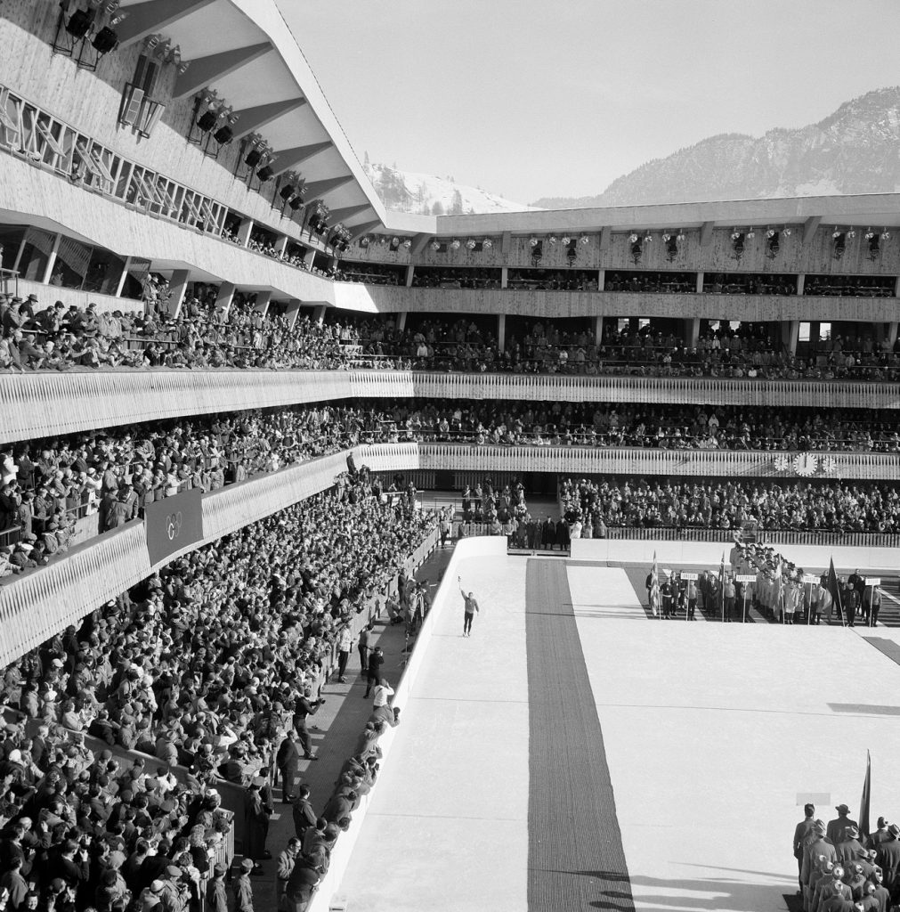 Die Eröffnung der Olympischen Spiele 1956 in Cortinas Eishalle © Archivio Foto Zardini