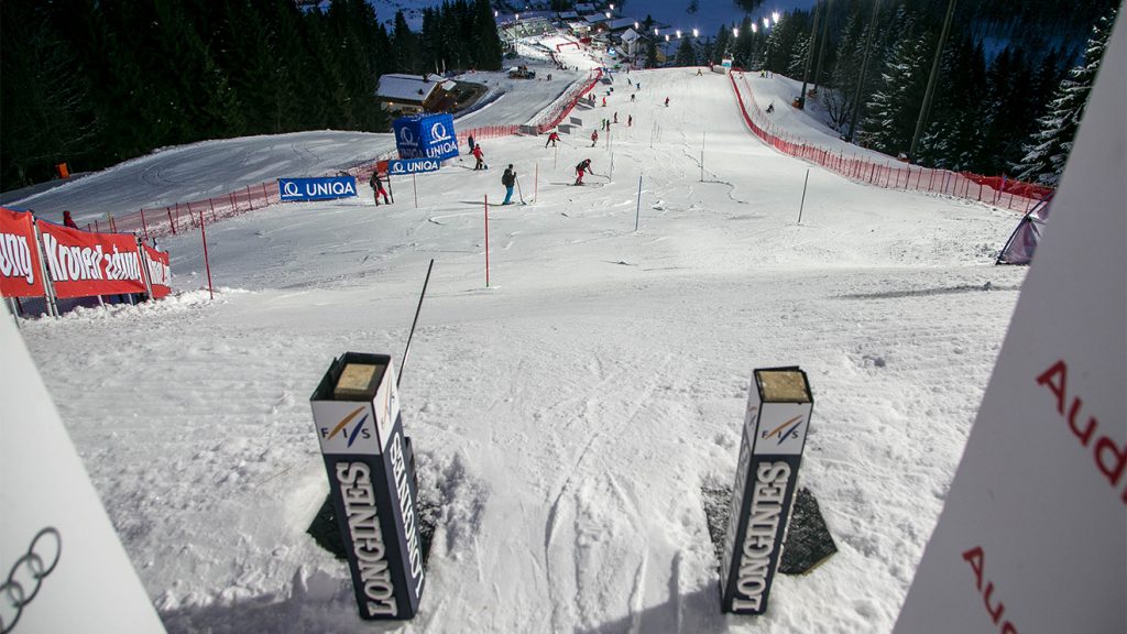 Der Blick aus dem Starthaus beim Nachtslalom in Flachau © wildbild