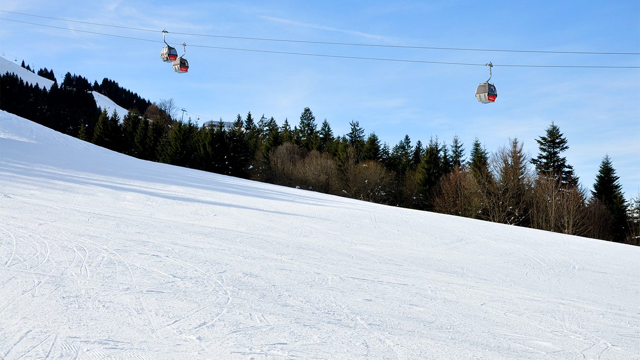 Die Harschbichlbahn kämpft sich gute 15 Minuten Richtung bergwärts © Skiing Penguin