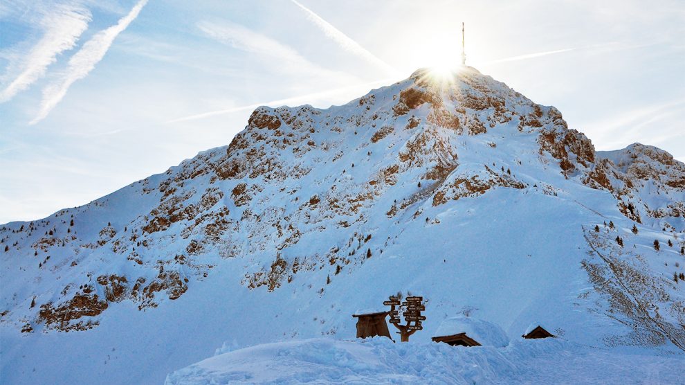 Imposant ragt das Kitzbüheler Horn über St. Johann © Skiing Penguin