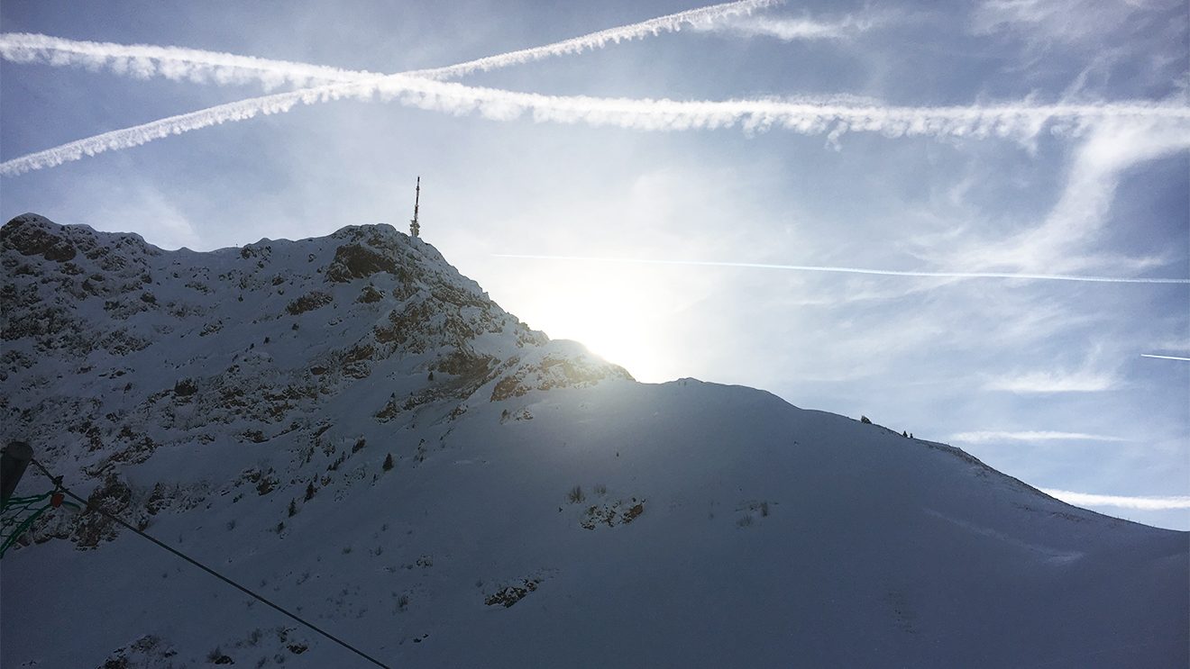 Das Kitzbüheler Horn wirft seinen großen Schatten über den Harschbichl © Skiing Penguin