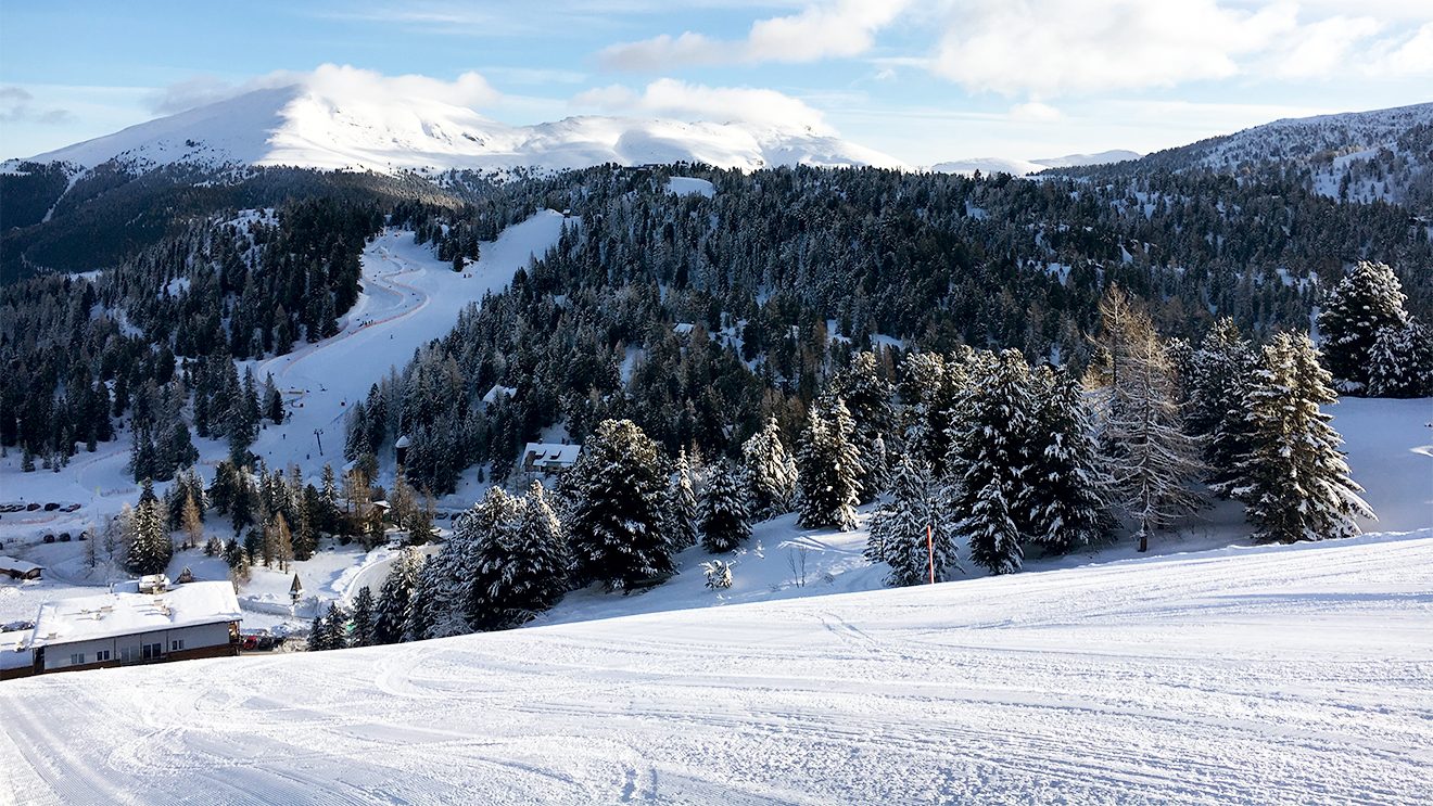 Ein weites und abwechslungsreiches Gelände führt zur Talstation der Kornockbahn © Skiing Penguin