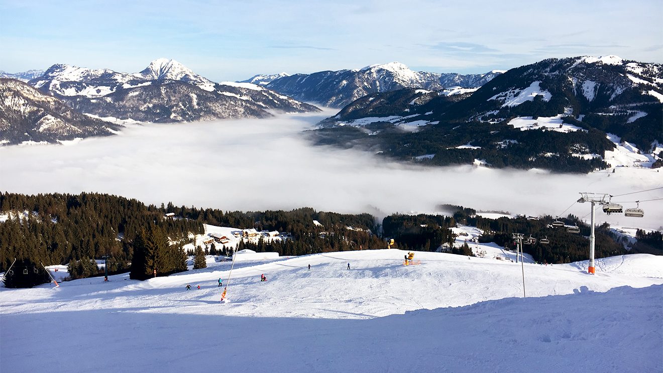 Während der Ort im Nebel versinkt, genießen wir die ersten Schwünge auf der Eichenhofabfahrt @ Skiing Penguin