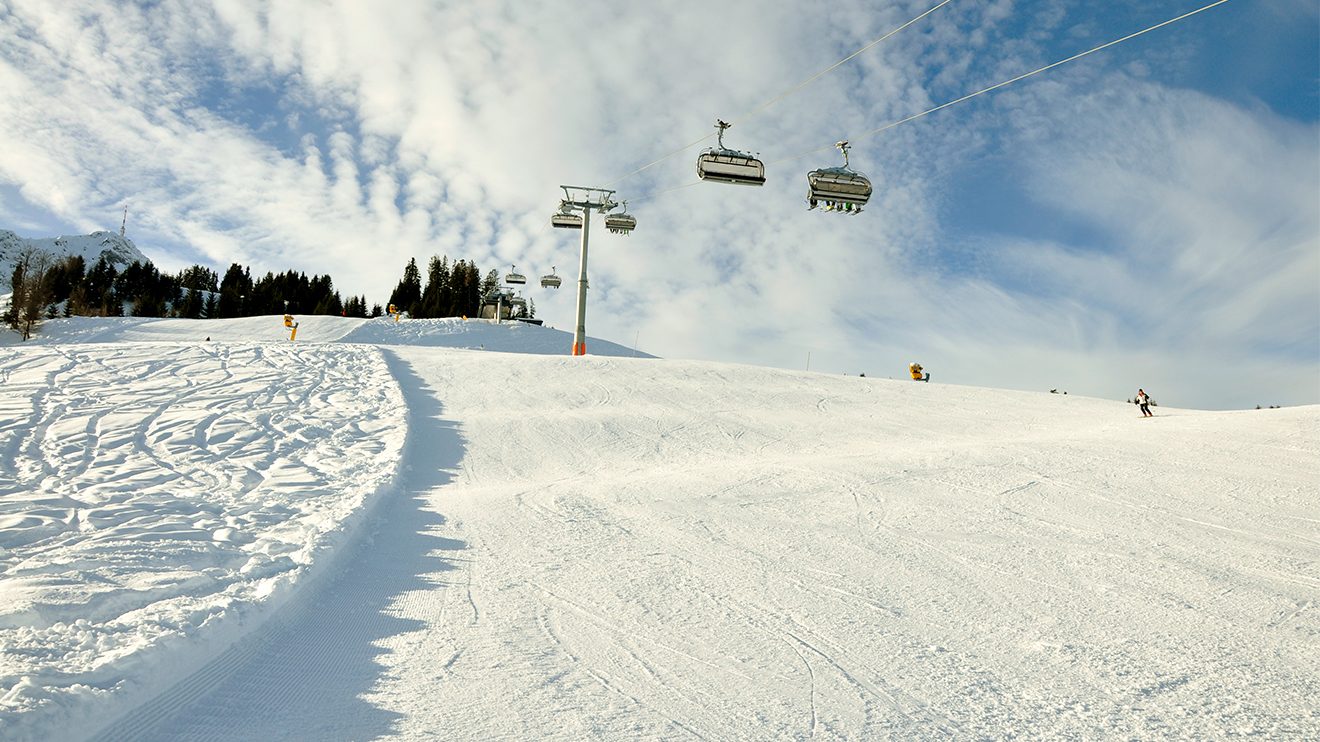 In der Früh fallen schon die ersten Sonnenstrahlen auf die Eichenhofabfahrt © Skiing Penguin