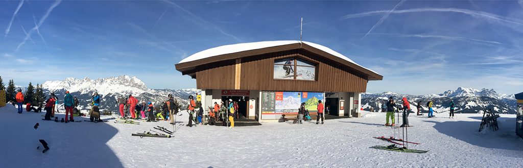 Den fantastischen Ausblick von Wildem Kaiser zu den Loferer Steinbergen "trübt" nur die Bergstation der Harschbichlbahn @ Skiing Penguin 