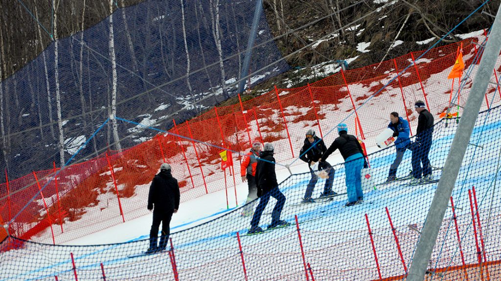 Pistenarbeiten bearbeiten die Franz-Klammer-Strecke in Bad Kleinkirchheim mit Salz und Wasser