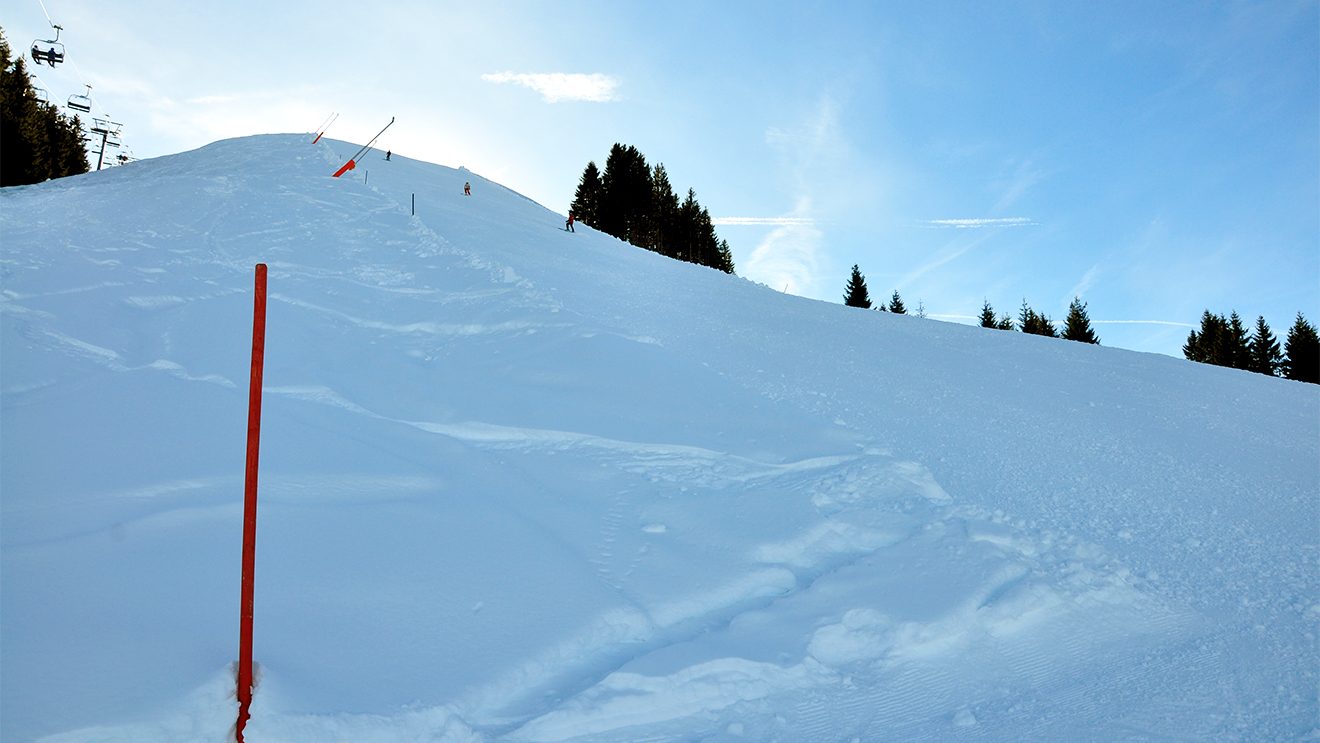 Steil bergab geht's auf dem Weg zur Penzingbahn © Skiing Penguin