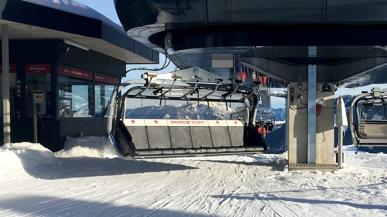 Der neue Eichenhofsessellift mit Wetterschutzhaube und Ledersitzen @ Skiing Penguin