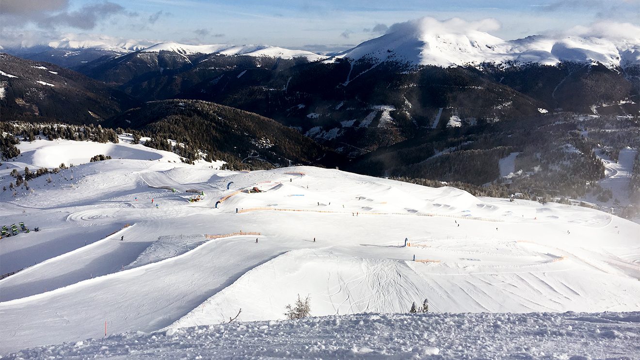 Der Snowpark hat eine Länge von 1,5 km und Lines für Anfänger, Fortgeschrittene und Profis © Skiing Penguin