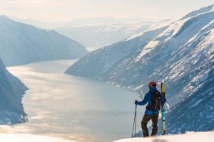 Zwischen steilen Bergen und Fjorden - Freeriden in Skandinavien, auf dafür ausgelegten Ski © Bard Basberg/SGN Ski