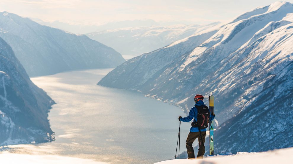 Zwischen steilen Bergen und Fjorden - Freeriden in Skandinavien, auf dafür ausgelegten Ski © Bard Basberg/SGN Ski