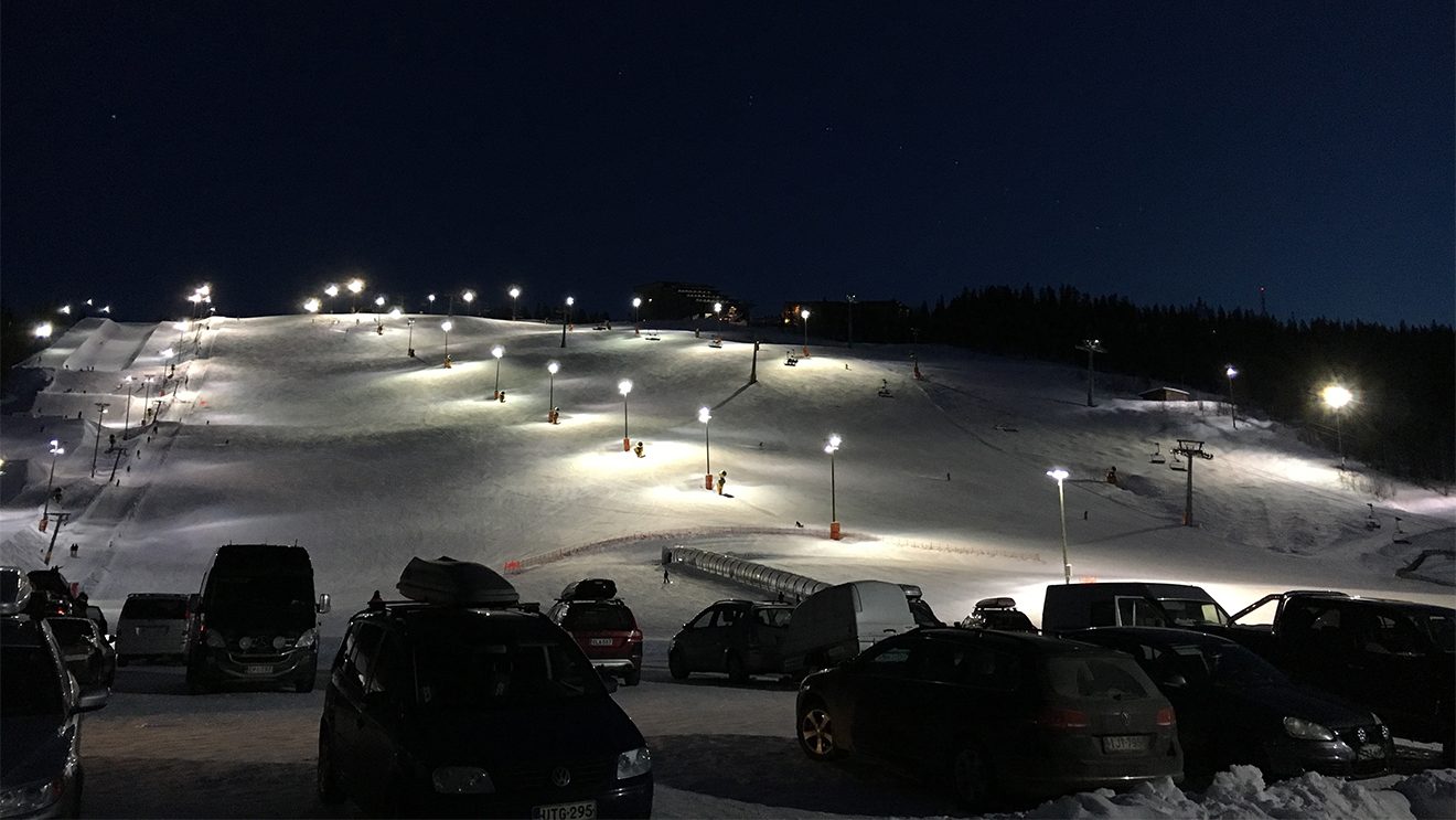 Für alle, die ihren Skipass ausnützen wollen: 15 Pisten werden bis in den Abend mit Flutlicht beleuchtet © Skiing Penguin