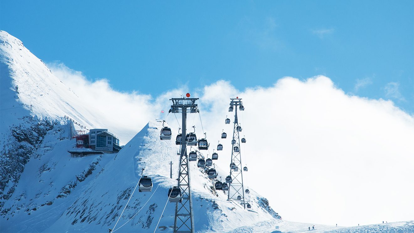 Kitzsteinhorn - Mit der Gondel geht's auf 3000 Meter Seehöhe © Skiing Penguin