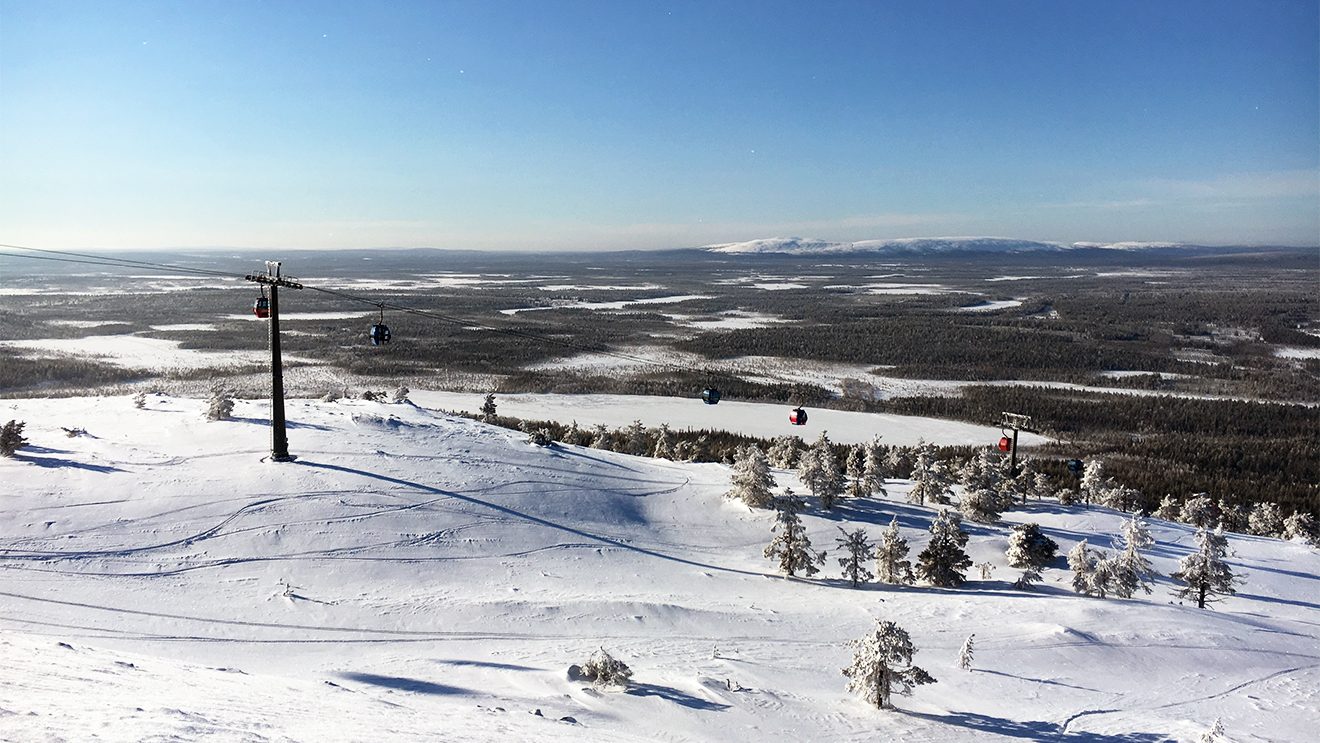 Auch neben der Piste lassen sich ein paar feine Schwünge ziehen © Skiing Penguin