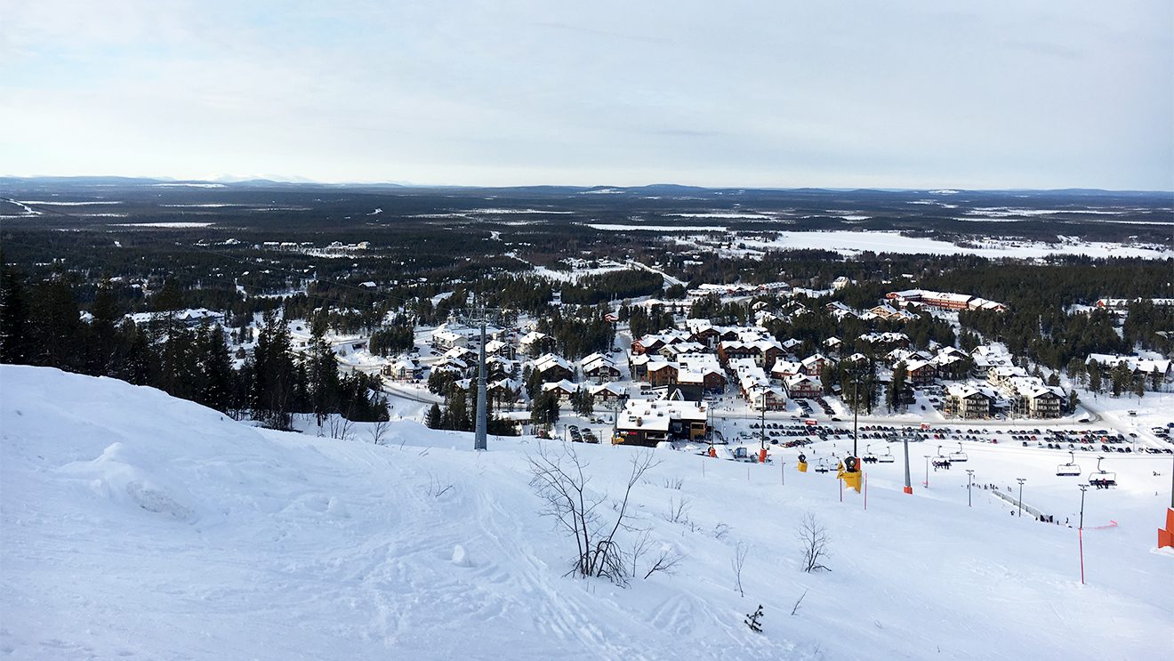 Von Zero Pont geht es mit Gondel oder Sessellift auf den ersten Hang - mit Blick auf Levi © Skiing Penguin