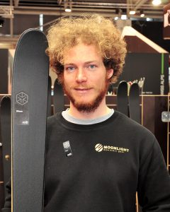 Julian Giacomelli mit dem ISPO-Award prämierten "Eagle Carbon Race"-Ski © Skiing Penguin