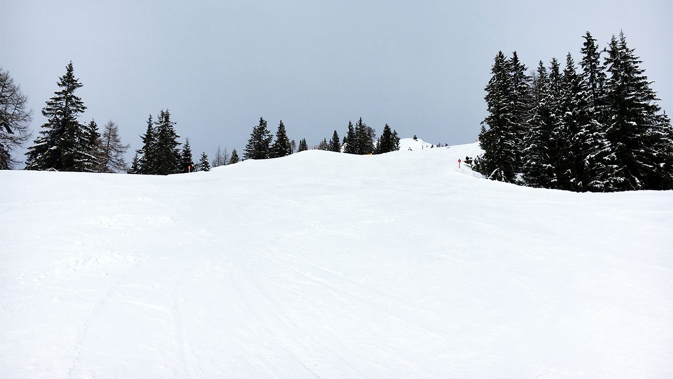 Breite Bahnen laden zum Carven ein © Skiing Penguin