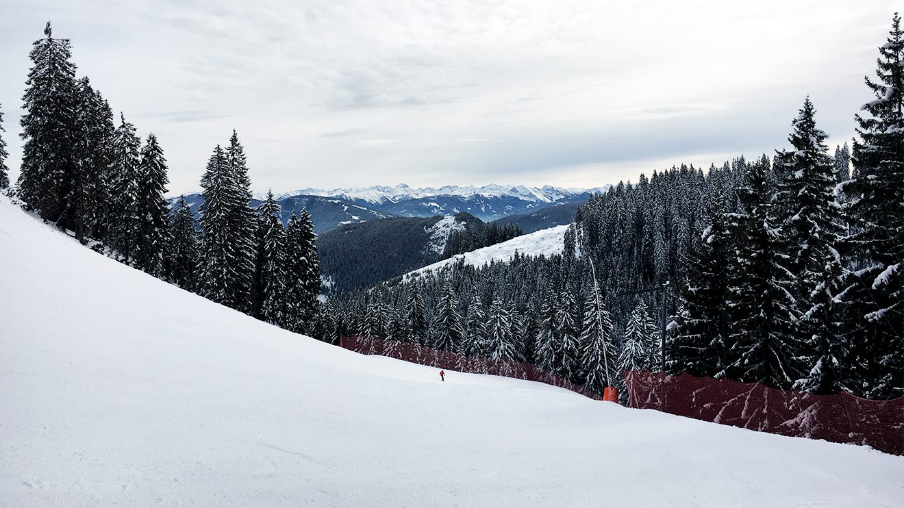 Nach der Kurve auf der Panoramaabfahrt geht's zur am Steilhang zur Sache © Skiing Penguin
