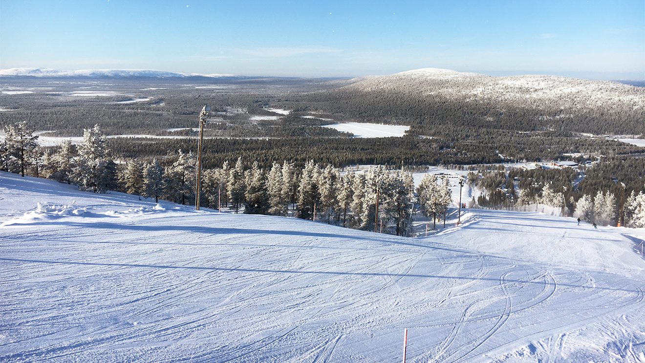 Endlose Weiten mit Wäldern und zugeschneiten Seen eröffnen sich vom Gipfel des Berg Levi © Skiing Penguin