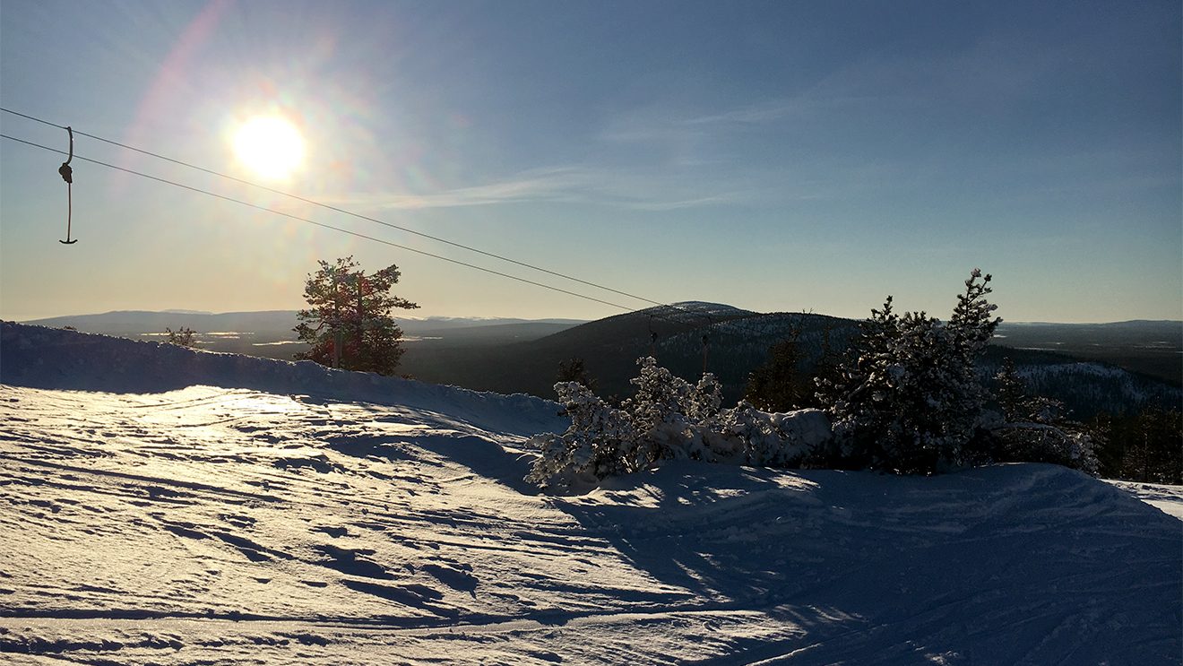 Die tiefstehende Sonne - ein ständiger Begleiter im nordischen Frühjahr © Skiing Penguin