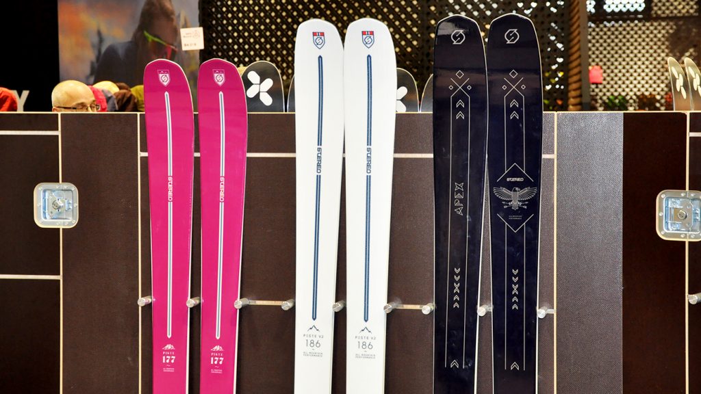 Die Ski der Marke Stereo sind auch wegen ihrem klassischen Design sehr beliebt @ Skiing Penguin