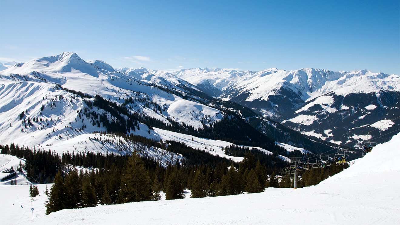 Unberührte Gipfel zeigen sich vom Gampenkogel © Skiing Penguin