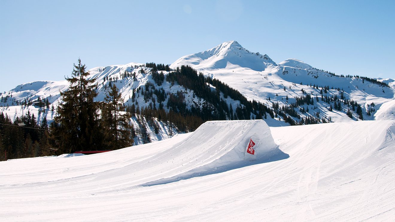 Kicker mit Aussicht im "Big Playground" beim Gampenkogel © Skiing Penguin