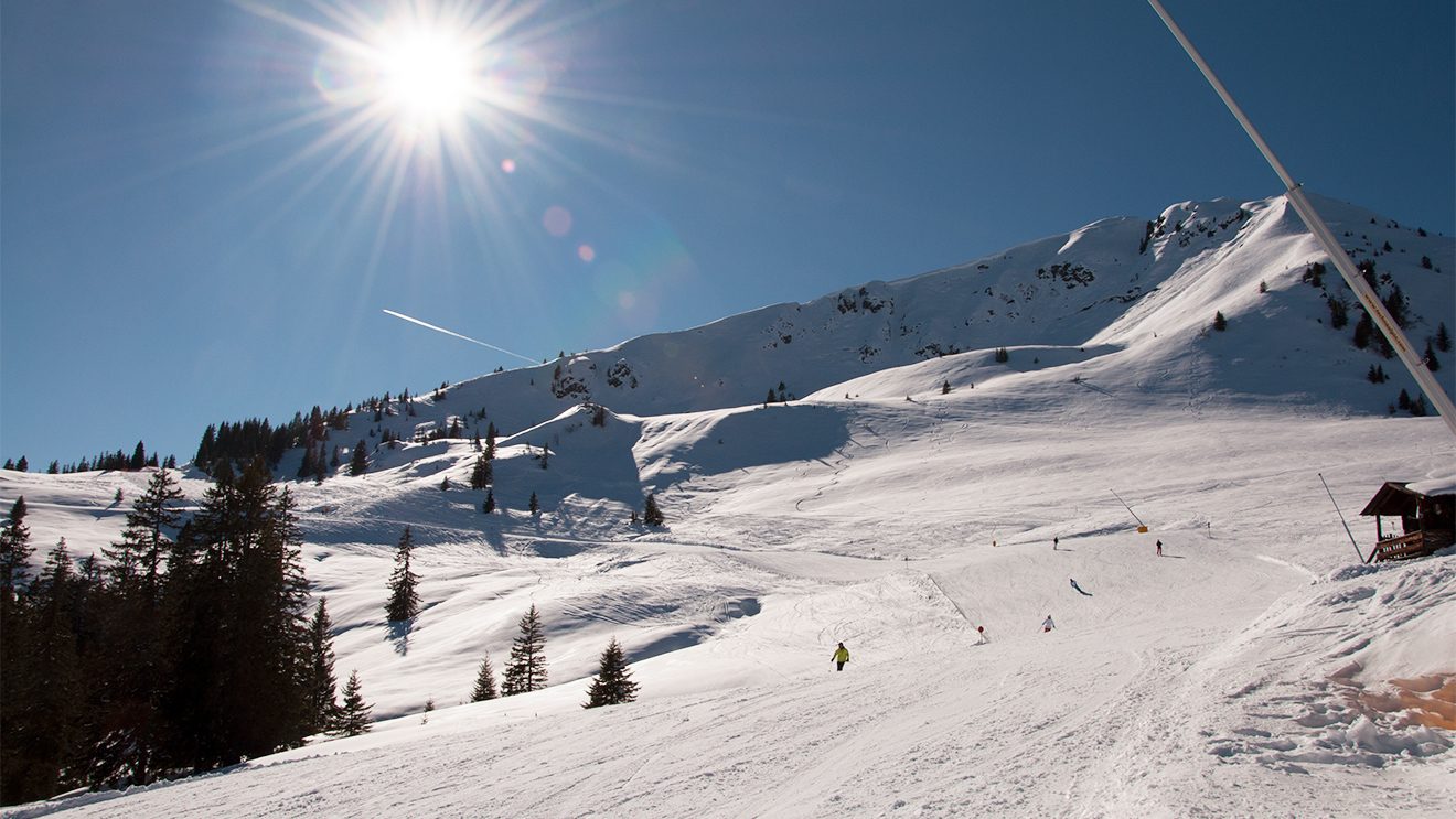 Die KiWest-Talabfahrt liegt bis zum Nachmittag in der Sonne © Skiing Penguin