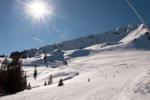 Die KiWest-Talabfahrt liegt bis zum Nachmittag in der Sonne © Skiing Penguin