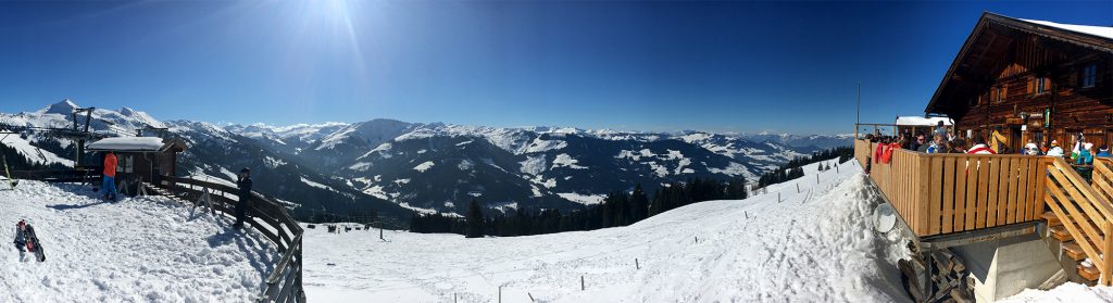 Fast schon kitschig mutet das atemberaubende Panorama gegenüber der Jausenstation Fleidingalm an © Skiing Penguin