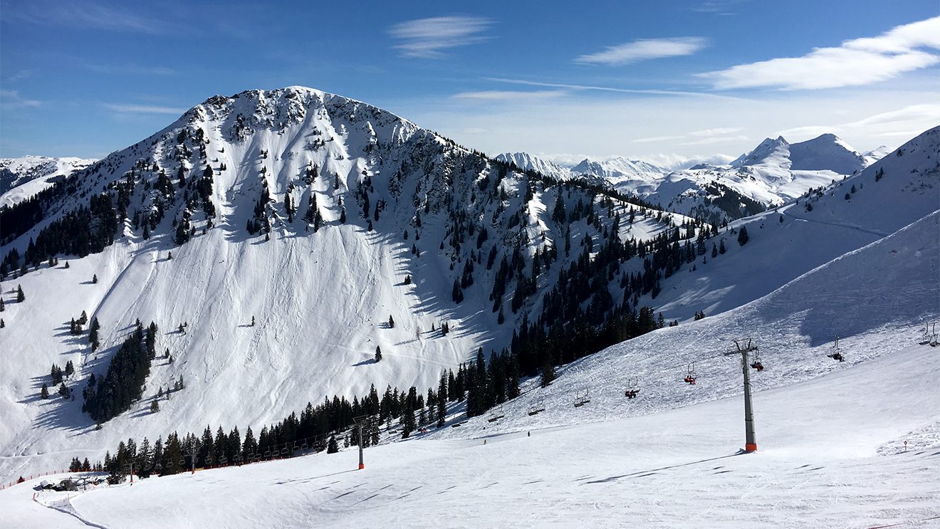 Die Talkaserabfahrt besticht durch ihre Aussicht und die feinen Pisten © Skiing Penguin