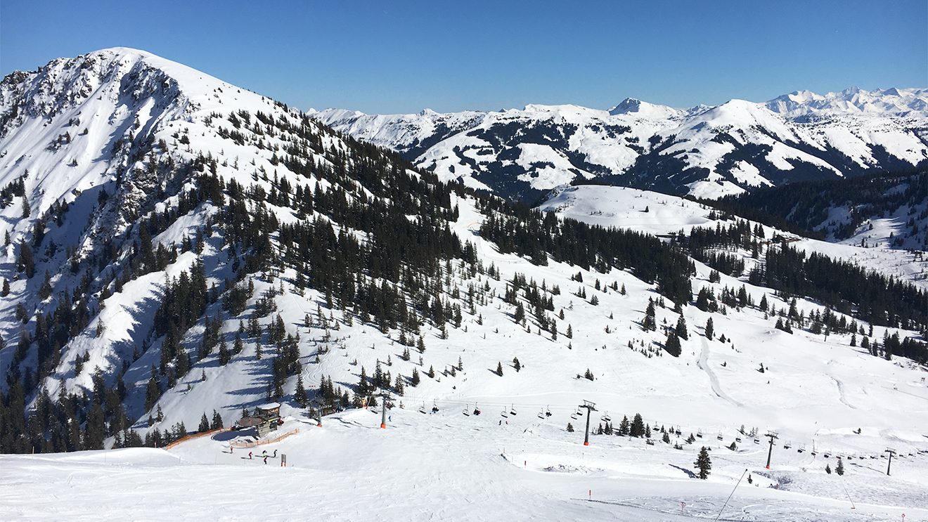 Vom Fleiding sieht man gut bis ins Skigebiet Kitzbühel © Skiing Penguin