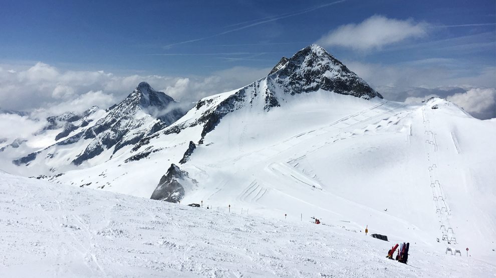 Auf dem Olperer im Skigebiet von Hintertux kann man ganzjährig seine Schwünge ziehen © Skiing Penguin