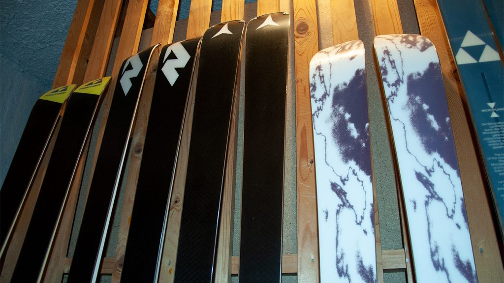 Mit der Bindung zur Wand behält der Ski seine Vorspannung © Skiing Penguin