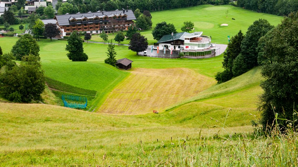 Landwirtschaft im Ziel des Ganslernhang und ein Golfplatz im Ziel der Abfahrt © Skiing Penguin