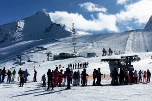 Großes Skigebiet, lange Schlangen - wie hier am Kitzsteinhorn © Skiing Penguin