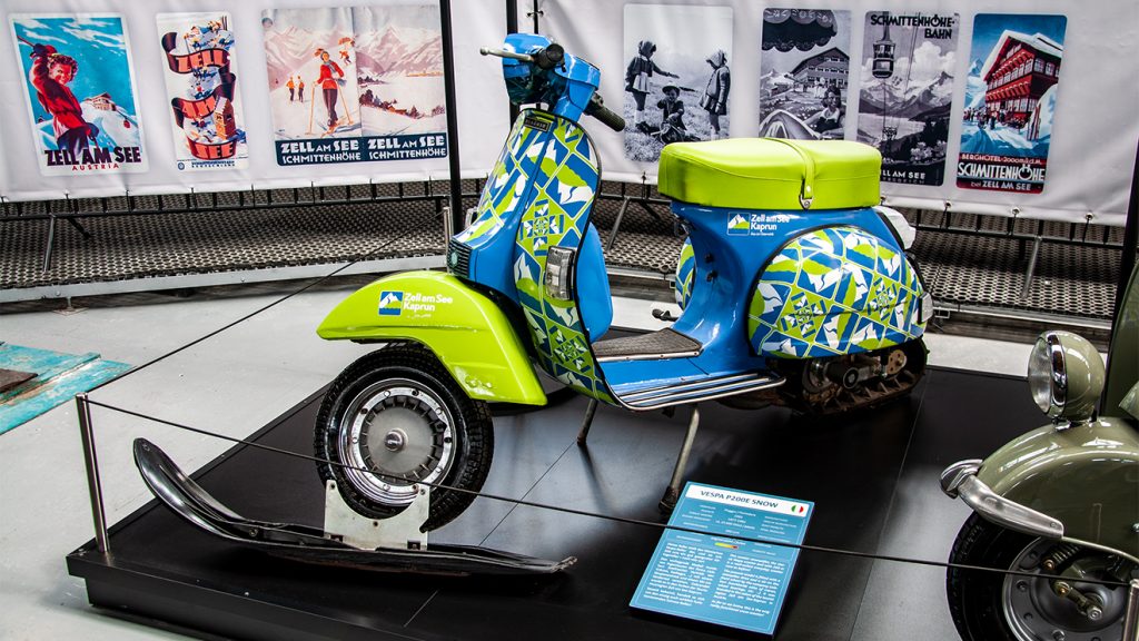 Die Vespa wurde von "Liebherr" wintertauglich gemacht © Skiing Penguin