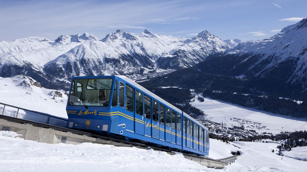 Die Standseilbahn Chantarella Corviglia mit Blick auf St. Moritz © swiss-image.ch/Christof Sonderegger