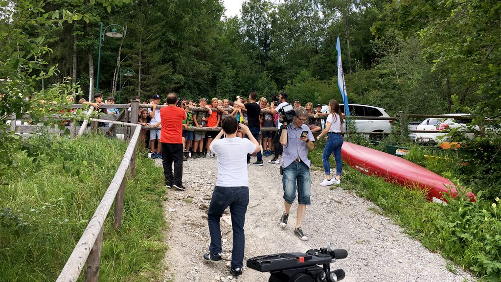 Eine Schulklasse auf ihrem Wandertag wartet auf Hirscher © Skiing Penguin 