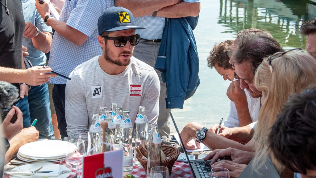 Marcel Hirscher beim Tischgespräch am Ufer des Fuschlsee © Skiing Penguin