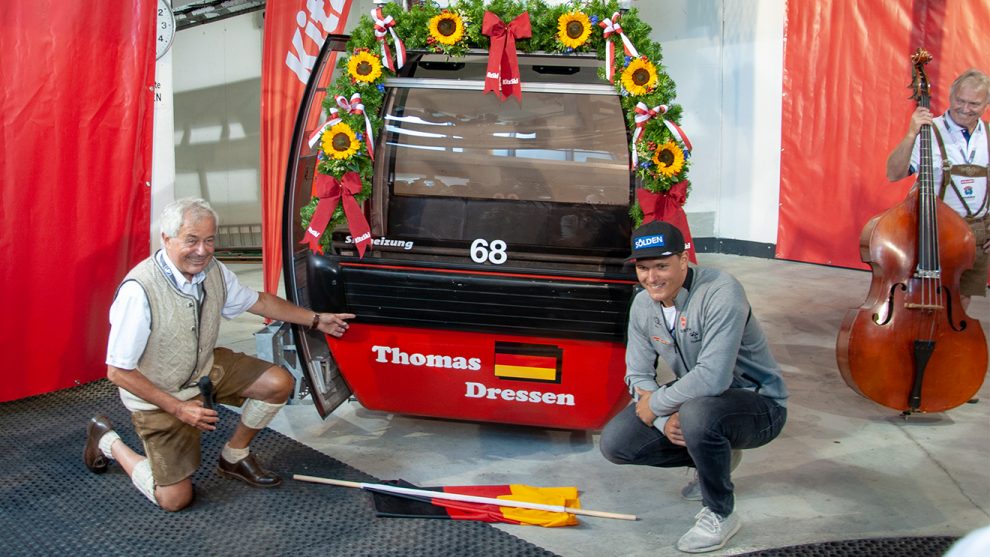 Thomas Dreßen mit seiner Gondel und Bergbahn-Vorstand Josef Burger © Skiing Penguin