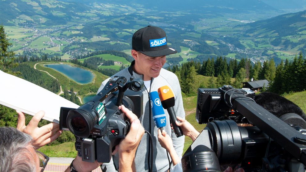 Auch ARD, ZDF und Sky reisten zur Gondel-Übergabe nach Kitzbühel © Skiing Penguin