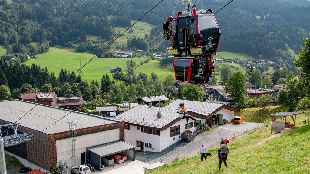 Nur noch wenige Meter bis zur geglückten Rettung © Skiing Penguin 