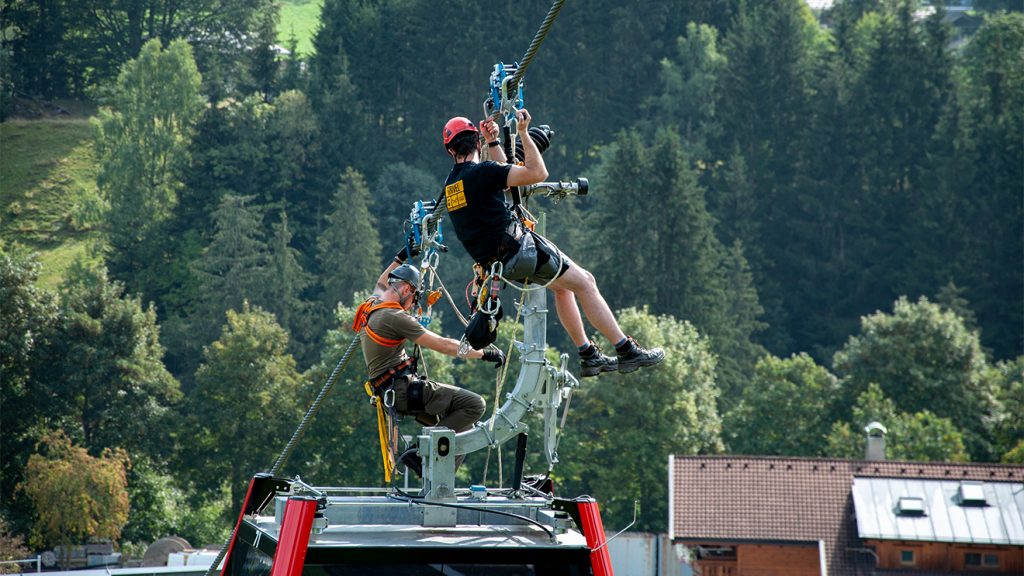 Am Seilfahrgerät (blau) geht es von der Stütze auf die Gondel © Skiing Penguin