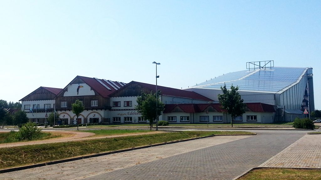 Zur Skihalle gehört auch ein Hotel © Alpincenter