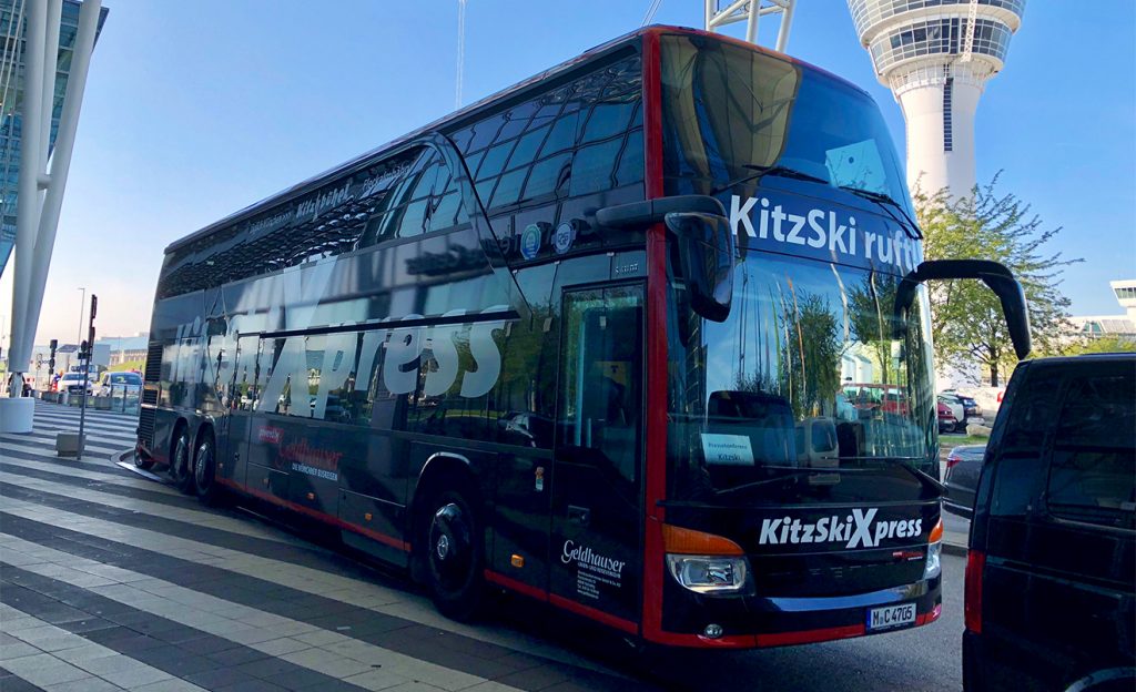 Mit dem Bus von München nach Kitzbühel, der Tagesskipass ist im Ticket inkludiert © Skiing Penguin