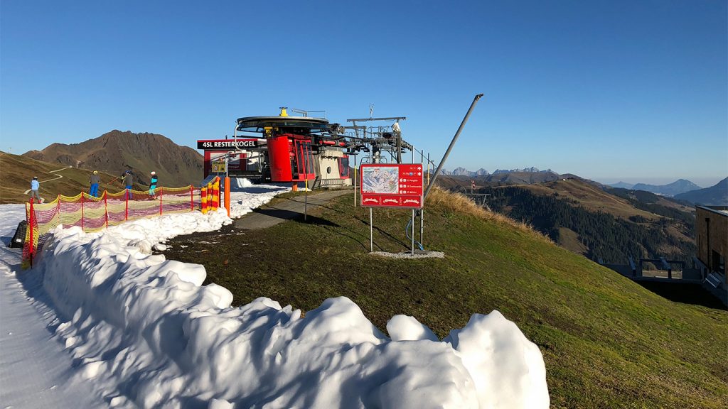 Ein Schneeband führt von der Bergstation der Panoramabahn zu den zwei Abfahrten © Skiing Penguin